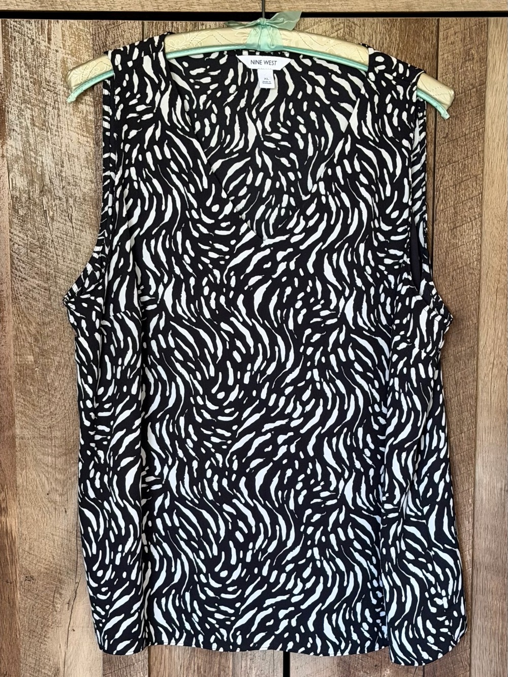Nine West Black & White V-Neck Sleeveless Camisole